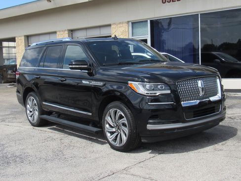 Used 2023 Lincoln Navigator Reserve image 1