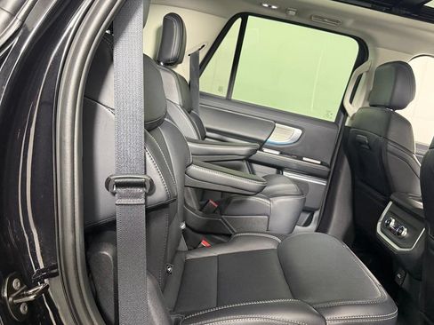 Used 2025 Ford Expedition Platinum AWD/4WD image 32