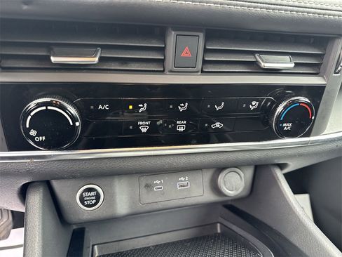 Used 2023 Nissan Rogue S image 10