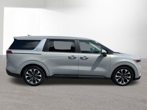 Used 2024 Kia Carnival EX FWD image 2