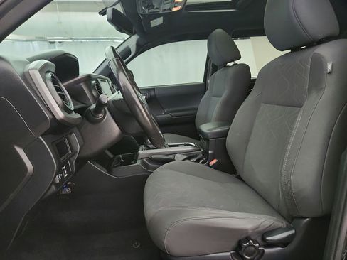 Used 2016 Toyota Tacoma TRD Off-Road AWD/4WD image 11