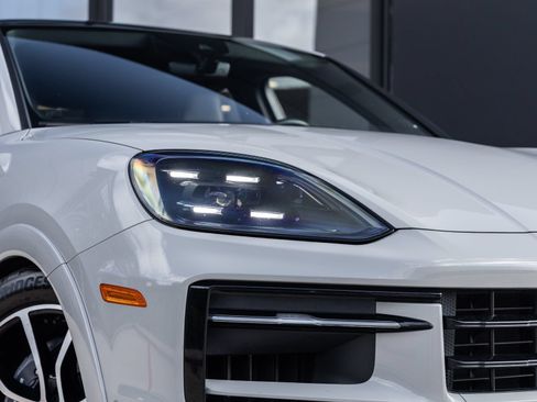 Certified 2024 Porsche Cayenne Coupe AWD/4WD image 19