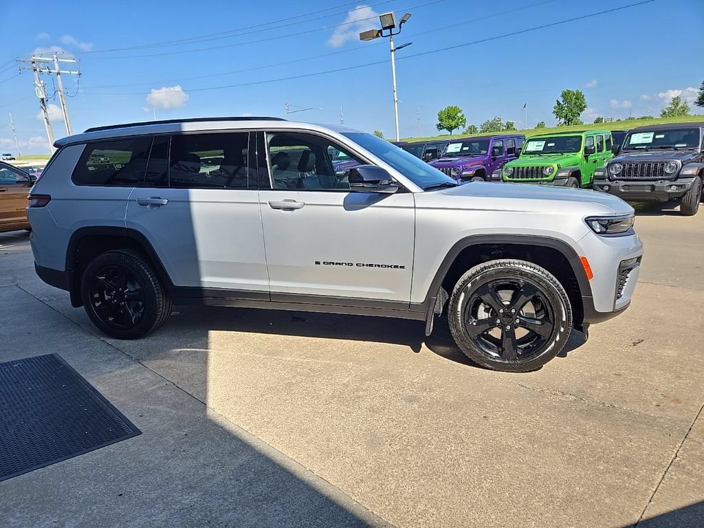 New 2026 Jeep Grand Cherokee L Limited w/ Limited Altitude Package AWD/4WD image 10
