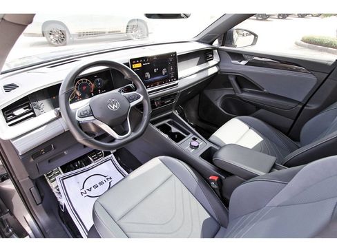Used 2025 Volkswagen Tiguan SE R-Line AWD/4WD image 12