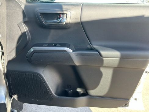 Used 2022 Toyota Tacoma TRD Off-Road image 31