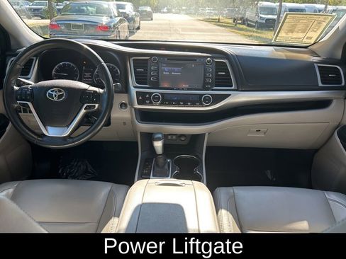 Used 2017 Toyota Highlander XLE image 10