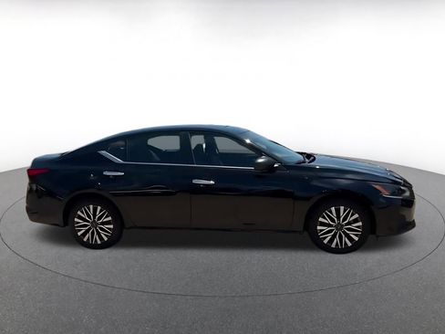 Used 2025 Nissan Altima 2.5 SV FWD image 12