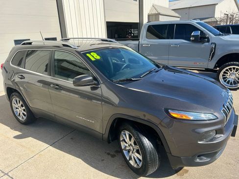 Used 2018 Jeep Cherokee Limited image 8
