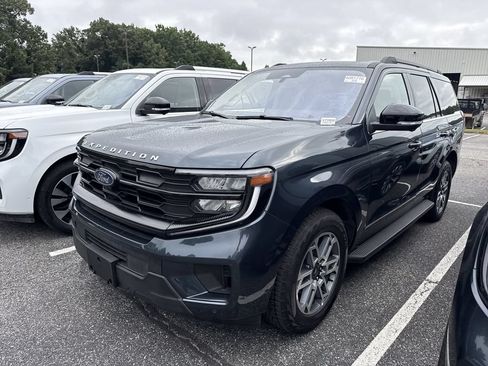 Used 2025 Ford Expedition Active AWD/4WD image 8