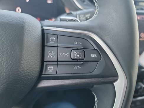 Used 2023 Jeep Grand Cherokee Limited w/ Black Appearance Package image 18