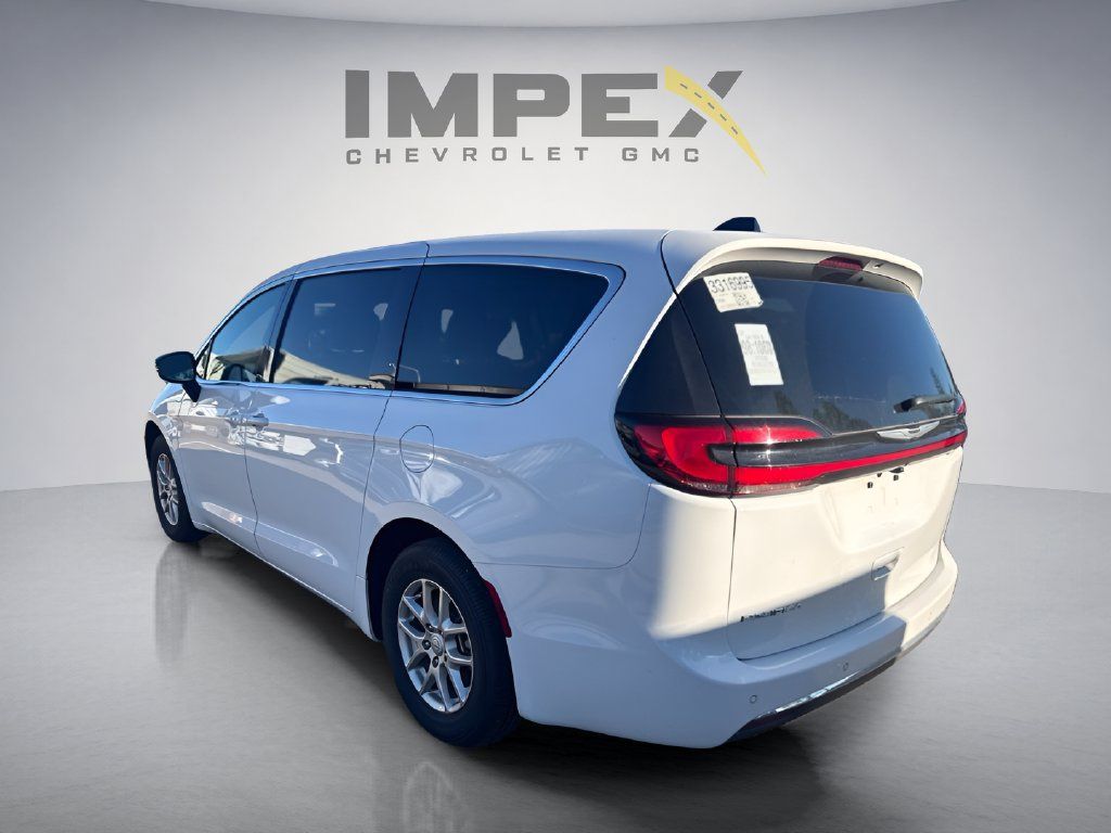 Used 2026 Chrysler Pacifica Select FWD image 3