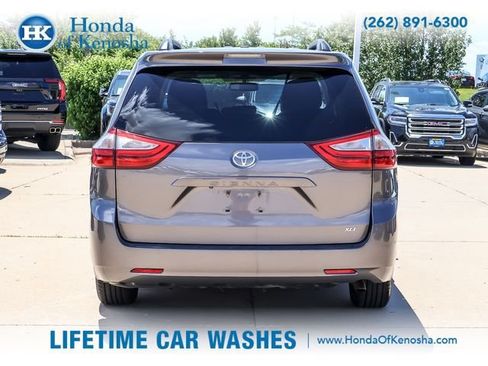 Used 2015 Toyota Sienna XLE FWD image 4