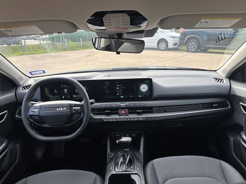 Used 2025 Kia K4 LXS image 32