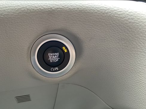 Used 2023 Chrysler Pacifica Limited FWD image 28