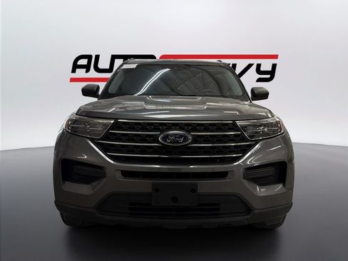 Used 2023 Ford Explorer XLT RWD image 2