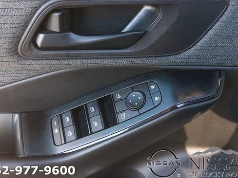 Used 2023 Nissan Rogue S image 11