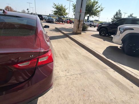 Used 2016 Chevrolet Malibu LT FWD image 8