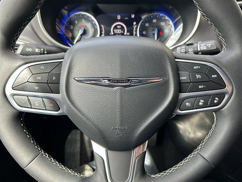 Used 2025 Chrysler Pacifica Select image 22