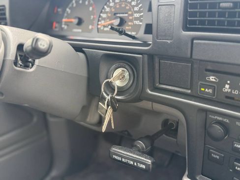 Used 1991 Toyota Pickup Deluxe AWD/4WD image 26