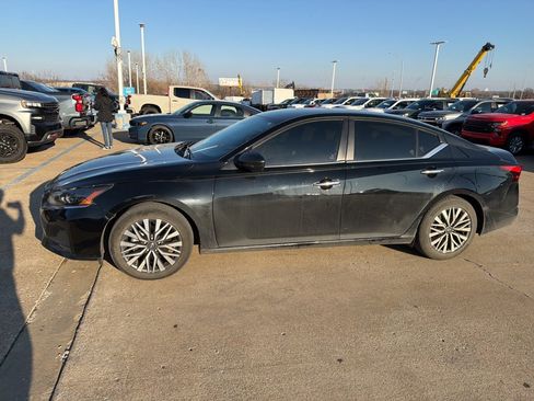 Used 2024 Nissan Altima 2.5 SV image 2