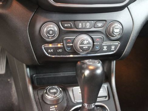 Used 2023 Jeep Cherokee Altitude Lux AWD/4WD image 19