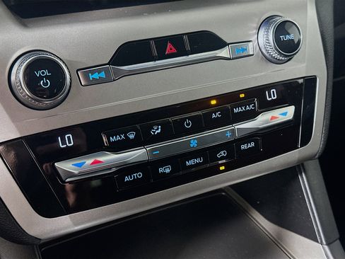 Used 2020 Ford Explorer XLT image 23