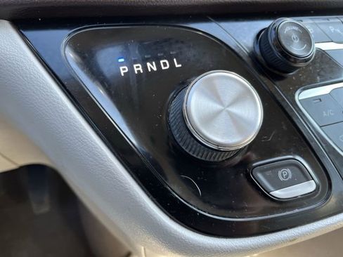 Used 2019 Chrysler Pacifica Touring-L Plus image 23