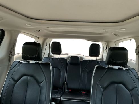 Used 2024 Chrysler Pacifica Limited FWD image 19