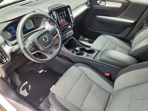 Used 2025 Volvo XC40 B5 Core AWD/4WD image 2