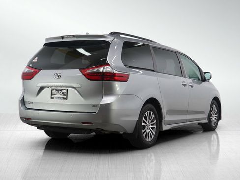 Used 2020 Toyota Sienna XLE image 5