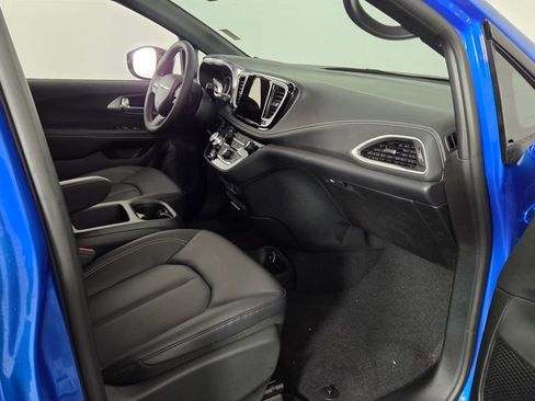 New 2026 Chrysler Pacifica Select image 37