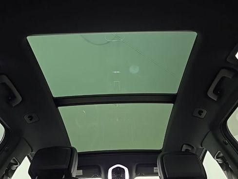 Certified 2025 Porsche Macan image 14