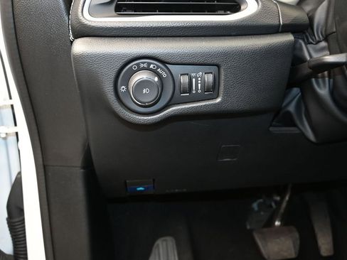 Used 2024 Chrysler Pacifica Limited FWD image 12
