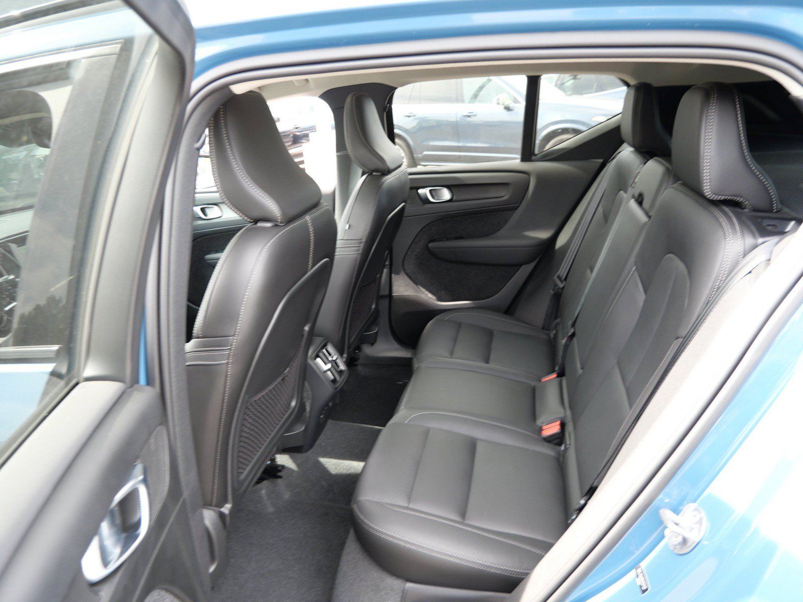 Used 2024 Volvo XC40 B5 Core w/ Protection Package Premier AWD/4WD image 11