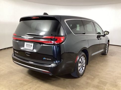 Used 2023 Chrysler Pacifica Touring-L FWD image 5