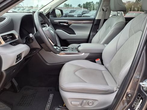Used 2024 Toyota Highlander Platinum image 17