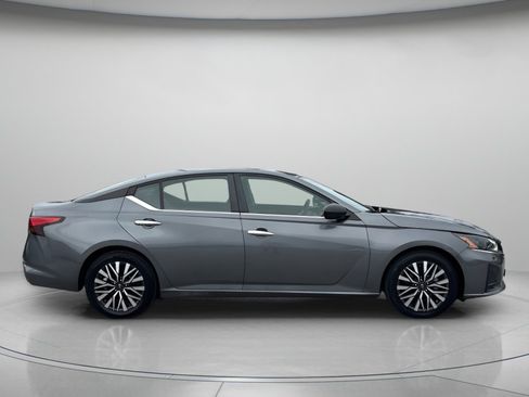 Used 2024 Nissan Altima 2.5 SV FWD image 2