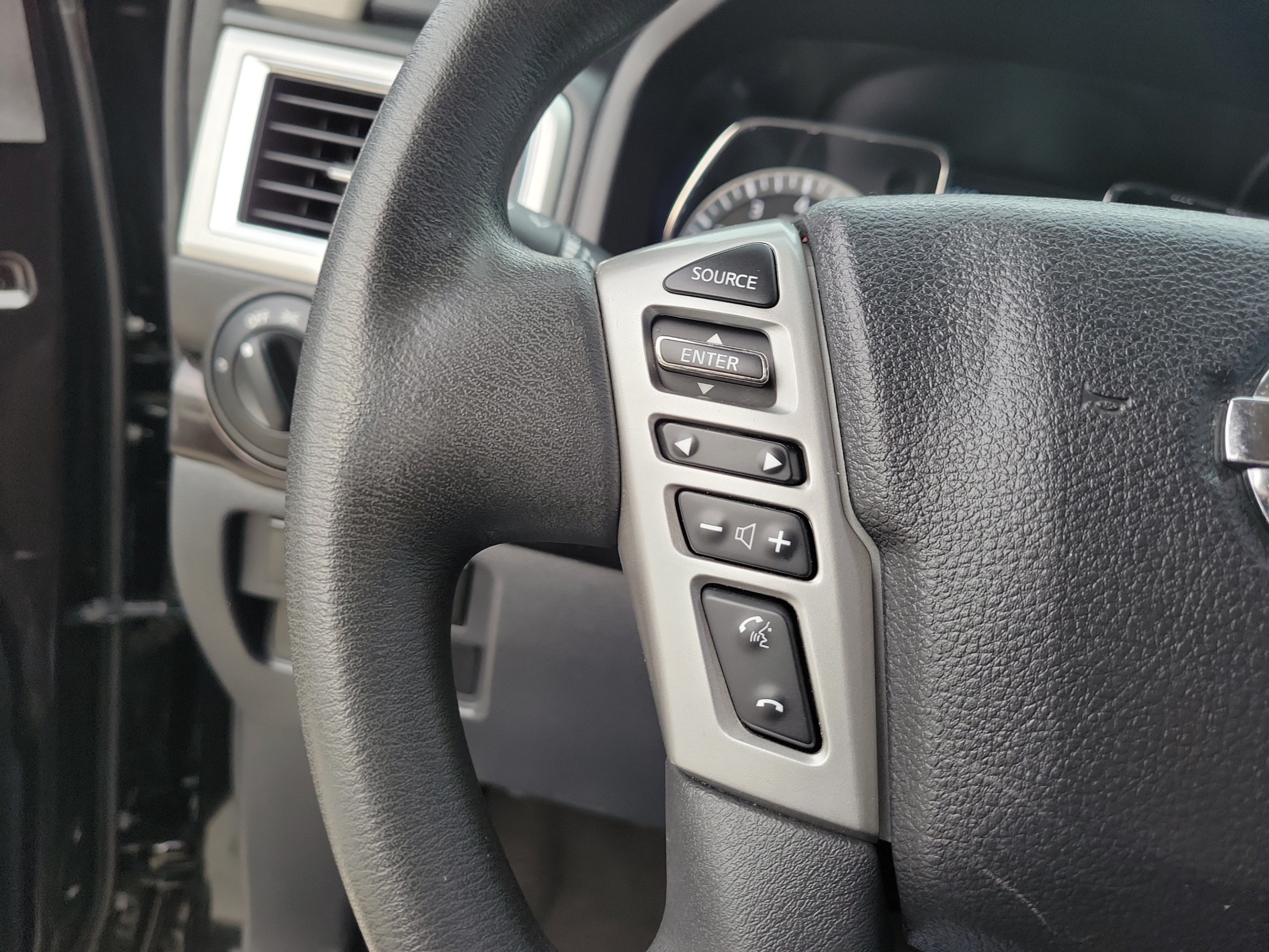 Used 2017 Nissan Titan SV RWD image 30
