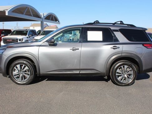 Used 2023 Nissan Pathfinder SV image 9