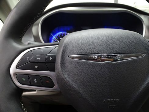 Used 2024 Chrysler Pacifica Touring-L image 19