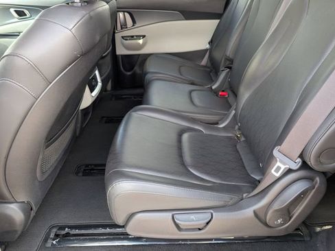 Used 2022 Kia Carnival LX FWD image 28