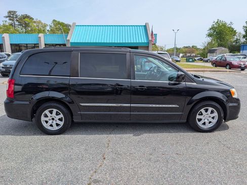 Used 2012 Chrysler Town & Country Touring w/ Entertainment Group #1 FWD image 9