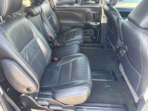 Used 2017 Toyota Sienna SE Premium image 15