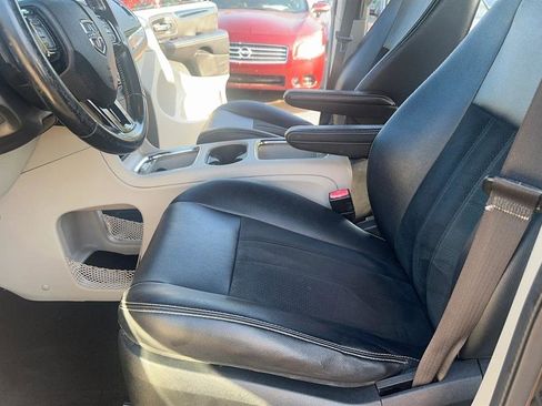 Used 2019 Dodge Grand Caravan SXT image 18
