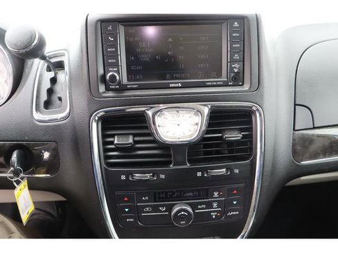 Used 2014 Chrysler Town & Country Touring image 13