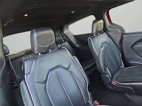 Used 2025 Chrysler Pacifica Limited FWD image 21