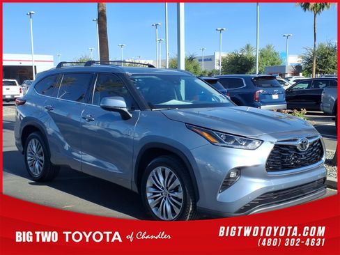 Used 2023 Toyota Highlander Platinum FWD image 1