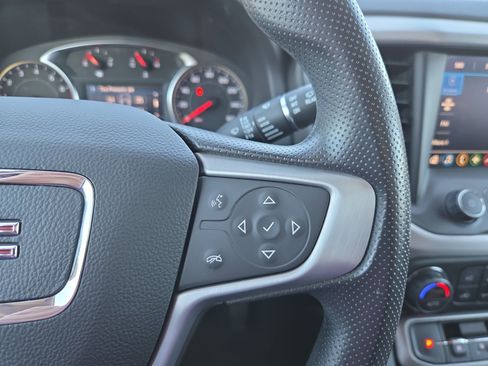 Used 2023 GMC Acadia SLE image 13