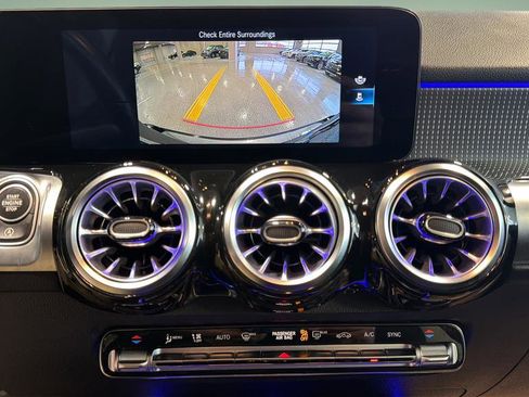 Used 2022 Mercedes-Benz GLB 250 4MATIC image 32