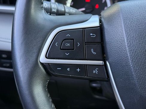 Used 2023 Toyota Highlander XLE FWD image 32